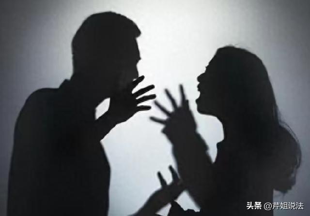 广东，女子跟男友外出聚餐，跟几个朋友喝完酒，一起打车回家。途中女子一直跟男友吵架