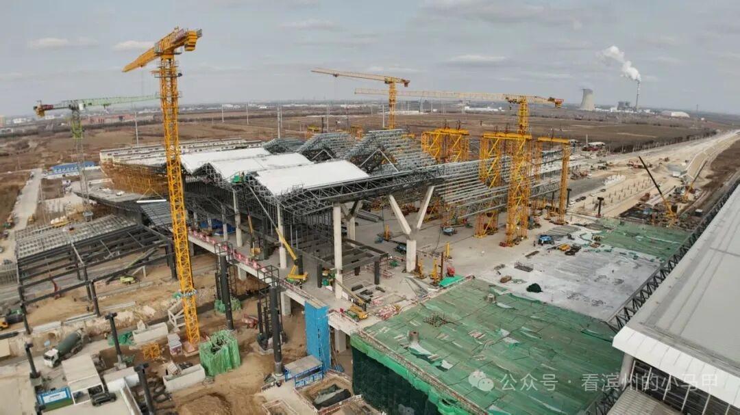 1月17日，山东滨州站改扩建现场，正在进行顶升作业（下图）。