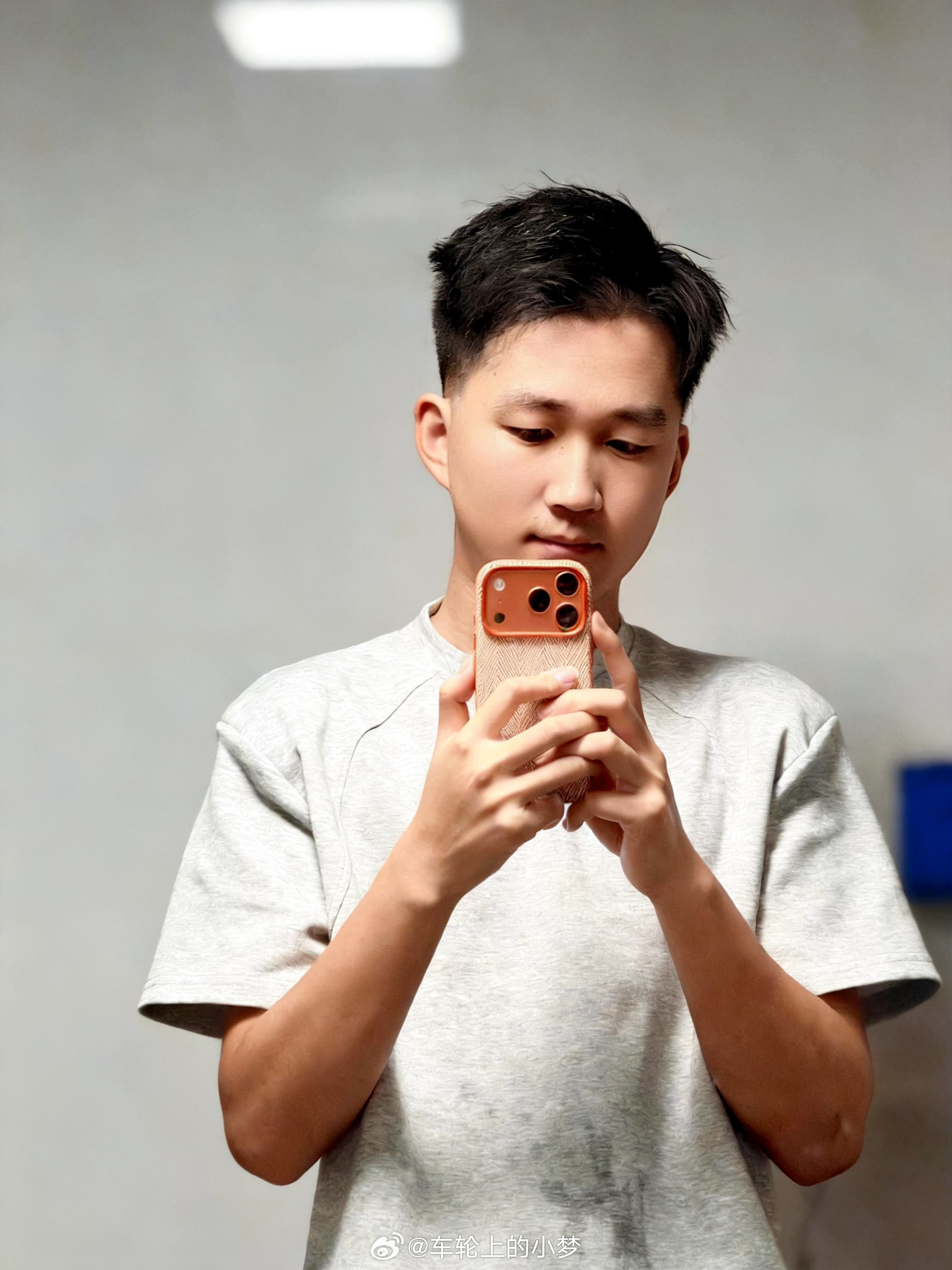理完发似乎精神了许多