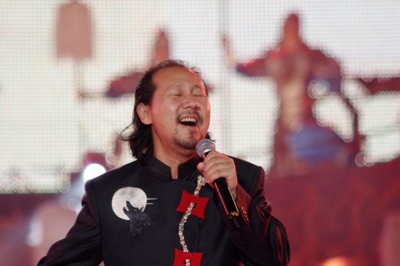 广西有个被叫做“小腾格尔”的音乐人陈胜，这名号可不是白来的。他外形酷似腾格尔，演