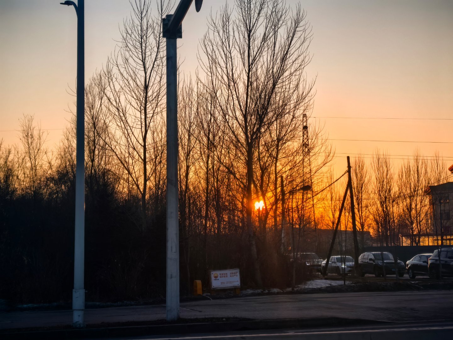 下班，窄路，让行，点头微笑，美……热点观点