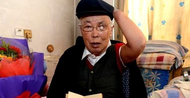 1950年，长津湖战役中，17岁的朱彦夫重伤昏迷，被美军补刀划开肚子，疼醒之后他