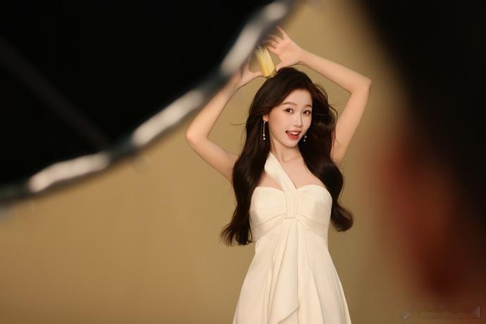 #虞书欣白色抹胸单肩裙##虞书欣奇迹正在发生# 虞书欣的白色抹胸单肩裙，为她增添