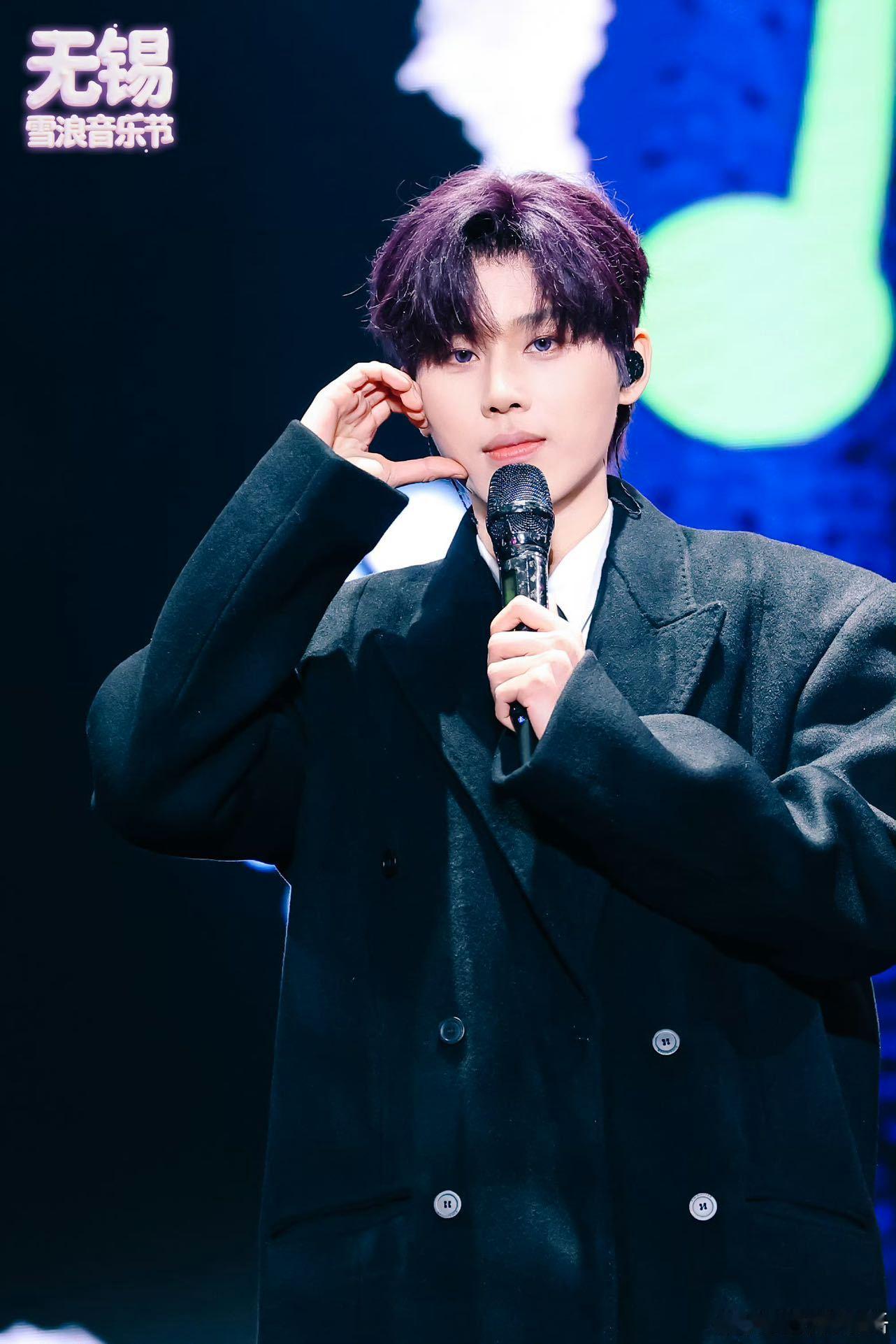 的歌声里，藏着千万个深情的故事。在音乐节的夜空下，每一首情歌都像一部短暂的电影，