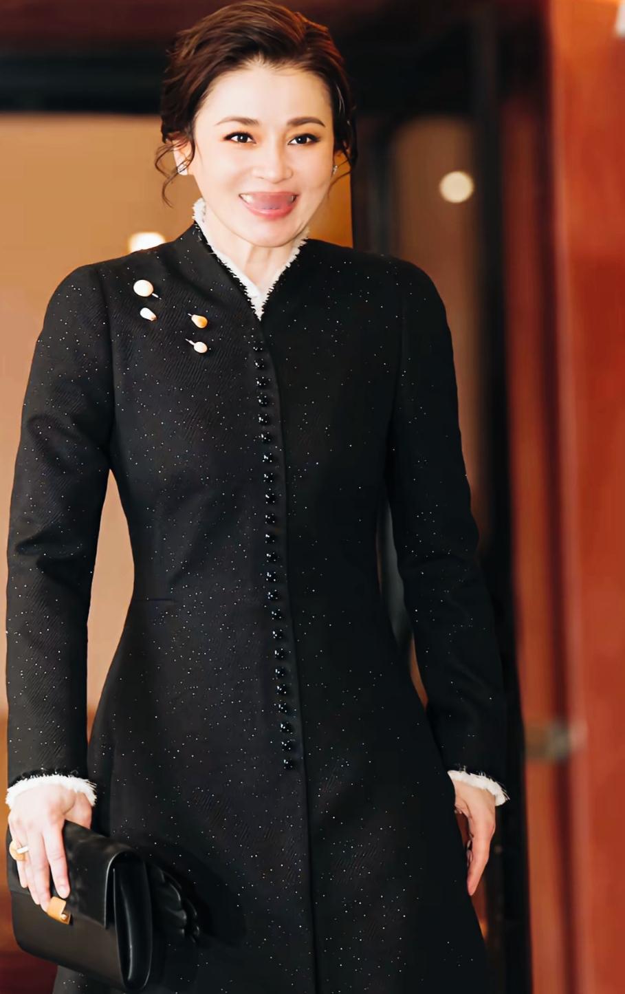 苏提达的颜值是不是非常漂亮啊？
苏提达满脸笑容，看起来是不是显得更加年轻漂亮啊？