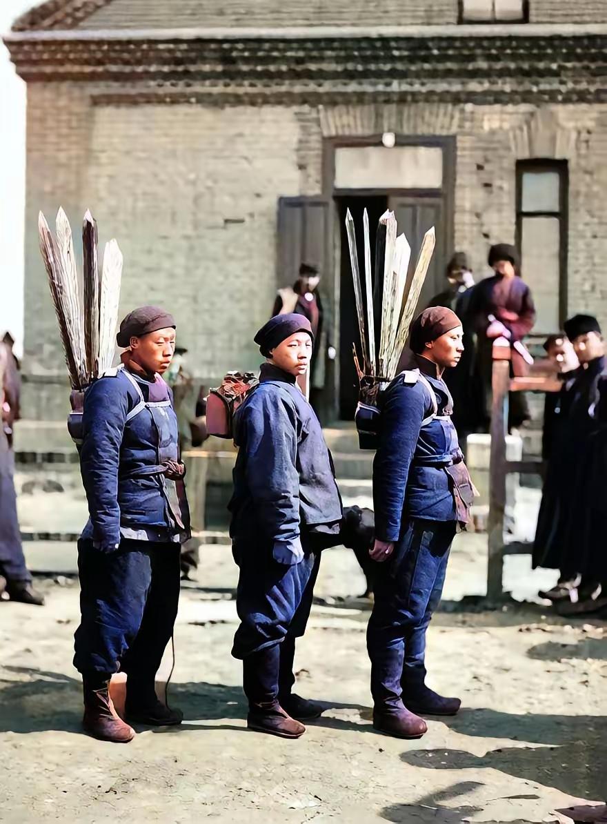 1900年，东北。三名清兵站在沙俄军营门，其中两个背着令箭，不知道在玩什么把戏。