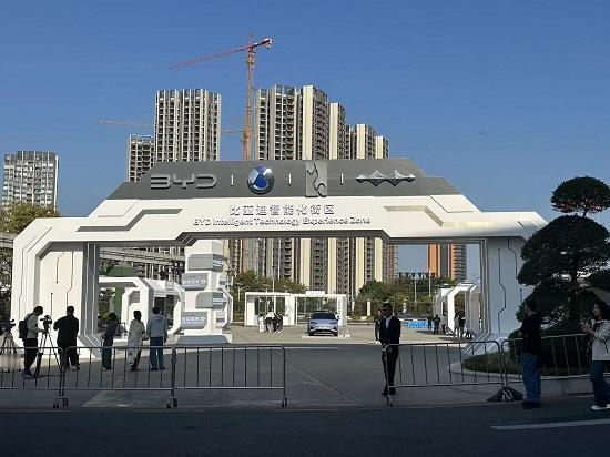 定了！比亚迪2024年销量目标362万辆。
在2023年财报会议上，比亚迪相关负