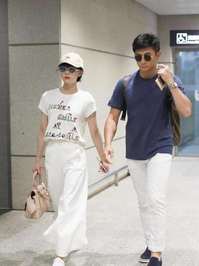 刘诗诗夫妇罕露面！吴奇隆身材壮硕像保安大叔，诗诗短发酷女孩装扮，嫩成18岁。两人