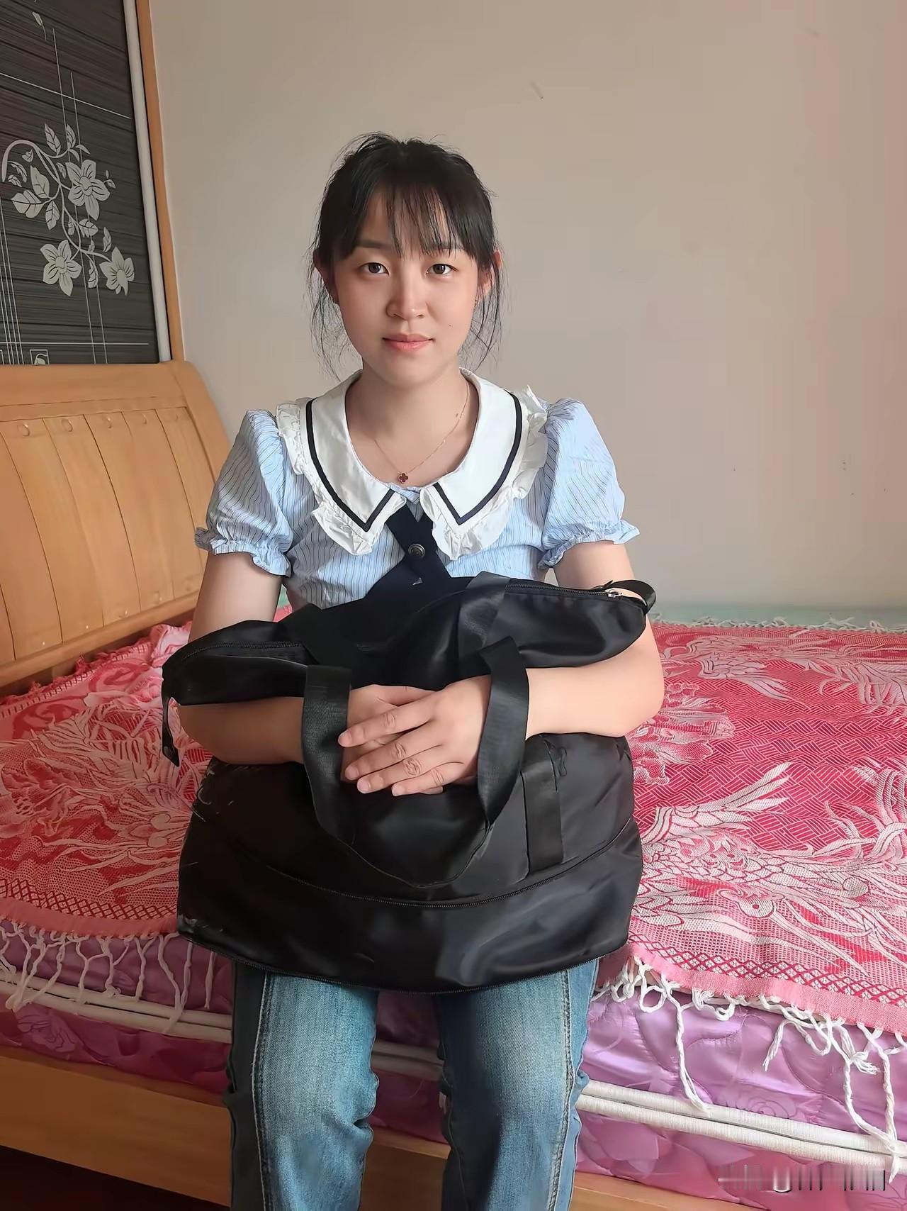 这样的美女应该是百里挑一的抢手货，不知会便宜哪个小子！