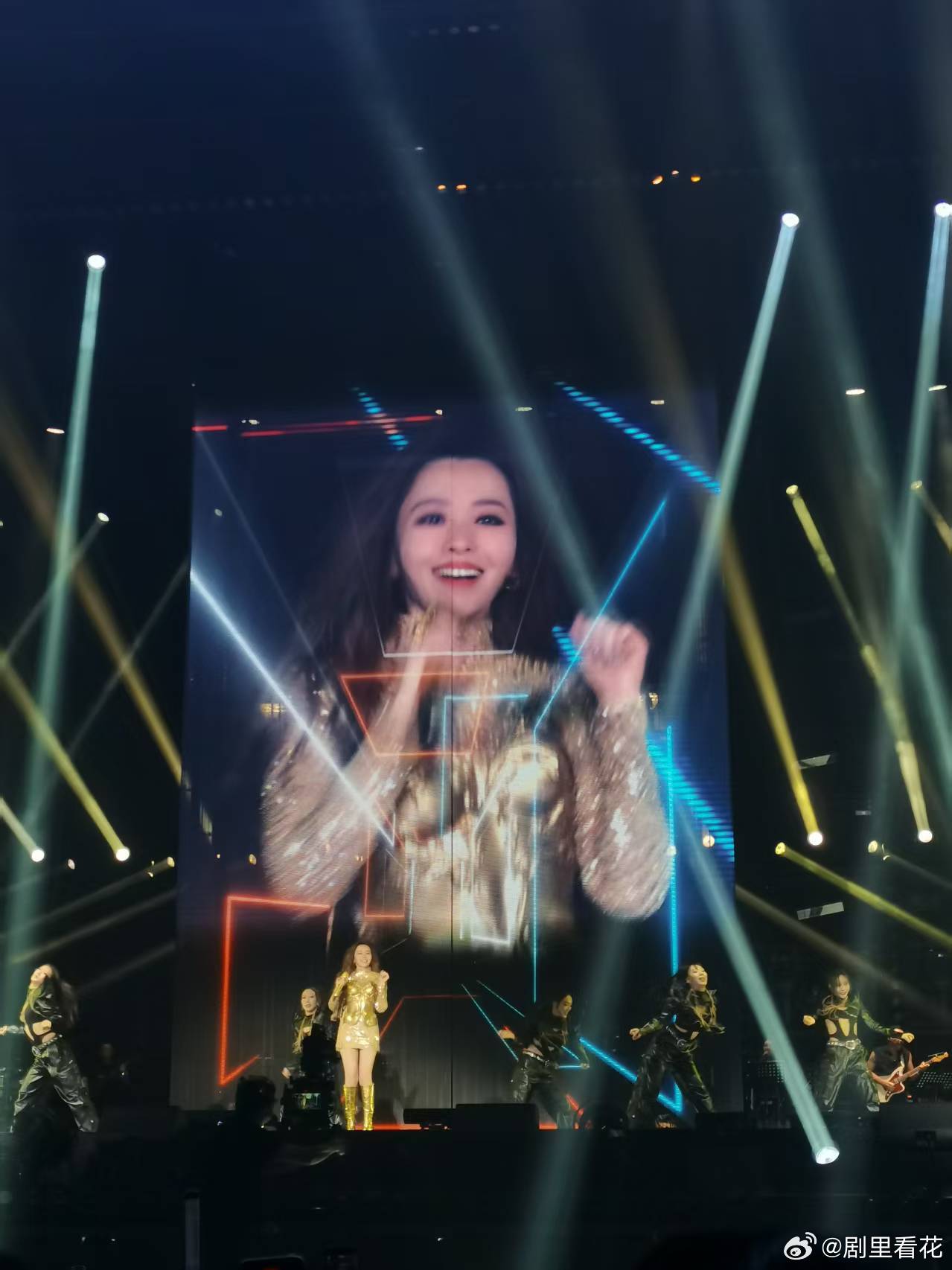 追张靓颖西安演唱会 张靓颖西安演唱会太燃了！生日场金色铠甲女王范，嗓音直击人心，