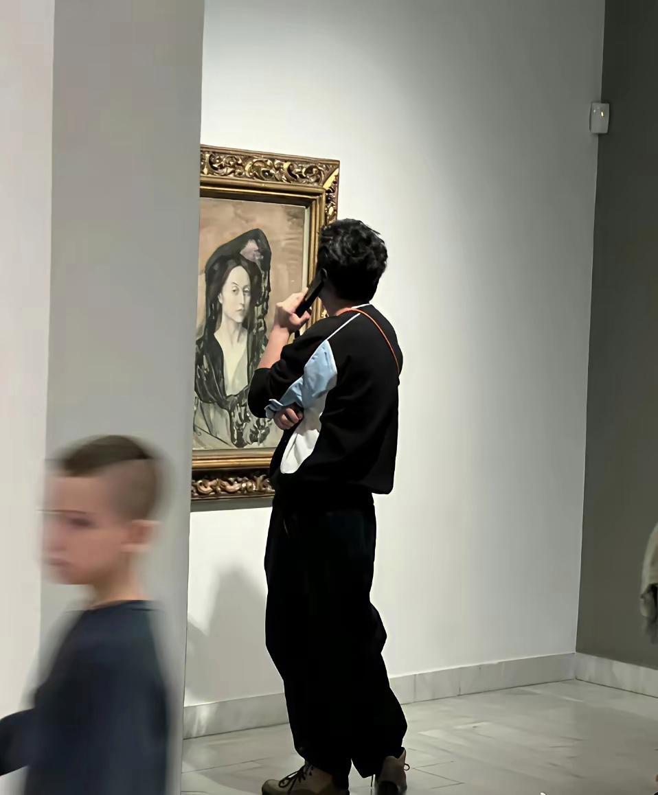 大家说看腻了他霸屏，他就真的停下来不拍戏了。这大半年来，他安心陪伴家人，读书学习