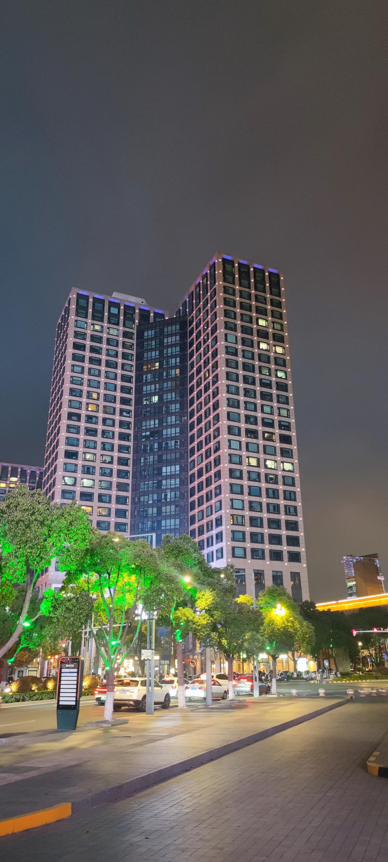 新年来书店逛逛，人还不少。