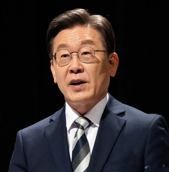 李在明继续抨击泽连斯基擅自公开移交朝鲜战俘的秘密协议。
李在明梳理此事过程，说他