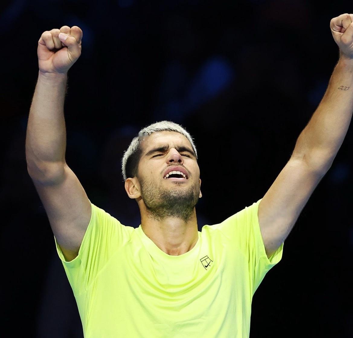 阿尔卡拉斯  6-4 6-1 穆塞蒂，取得3胜0负的战绩，在吉米·康纳斯组别中排