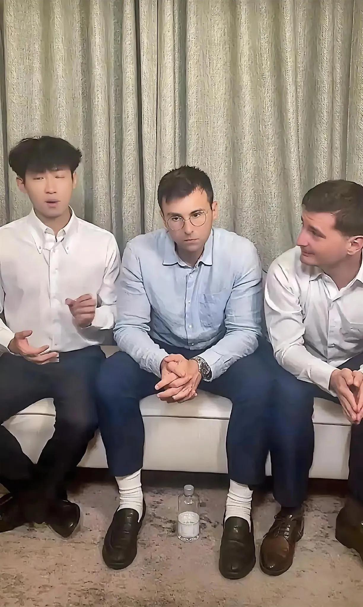 马库斯直播间，  
网友呼吁马库斯在中国定居，  
没想到的是，他的好朋友松松却