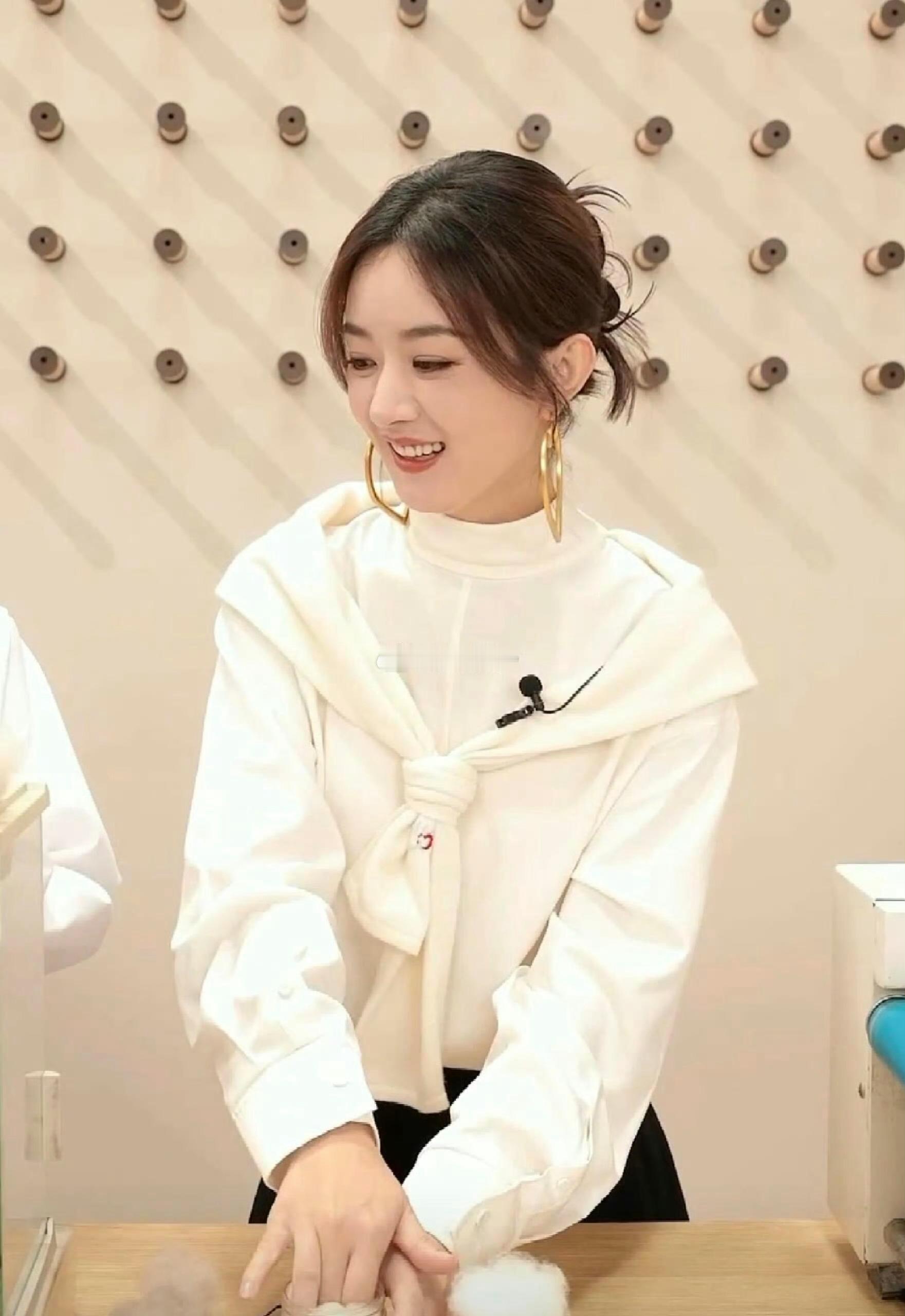 赵丽颖直播来了！这对耳环超吸睛，大家觉得她今晚状态如何？整个人都在发光诶！ ​​