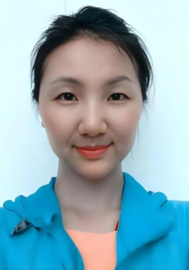 2012年，一架飞往乌鲁木齐的客机升至5000米高空时，一位空姐突然推着餐车猛撞