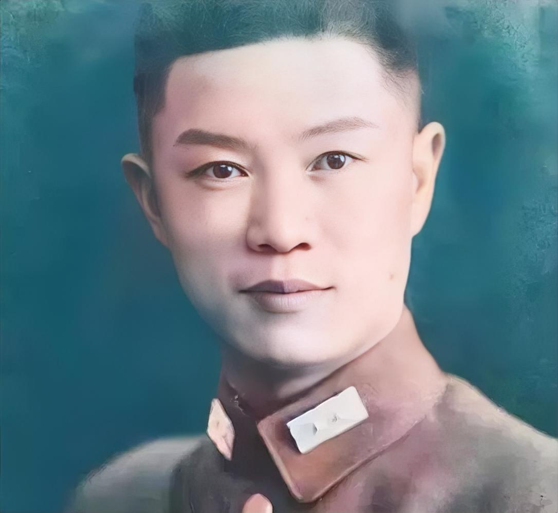 1941年，师长柏辉章正带领102师与日军激战。突然，一名士兵察觉河里不对劲，仔