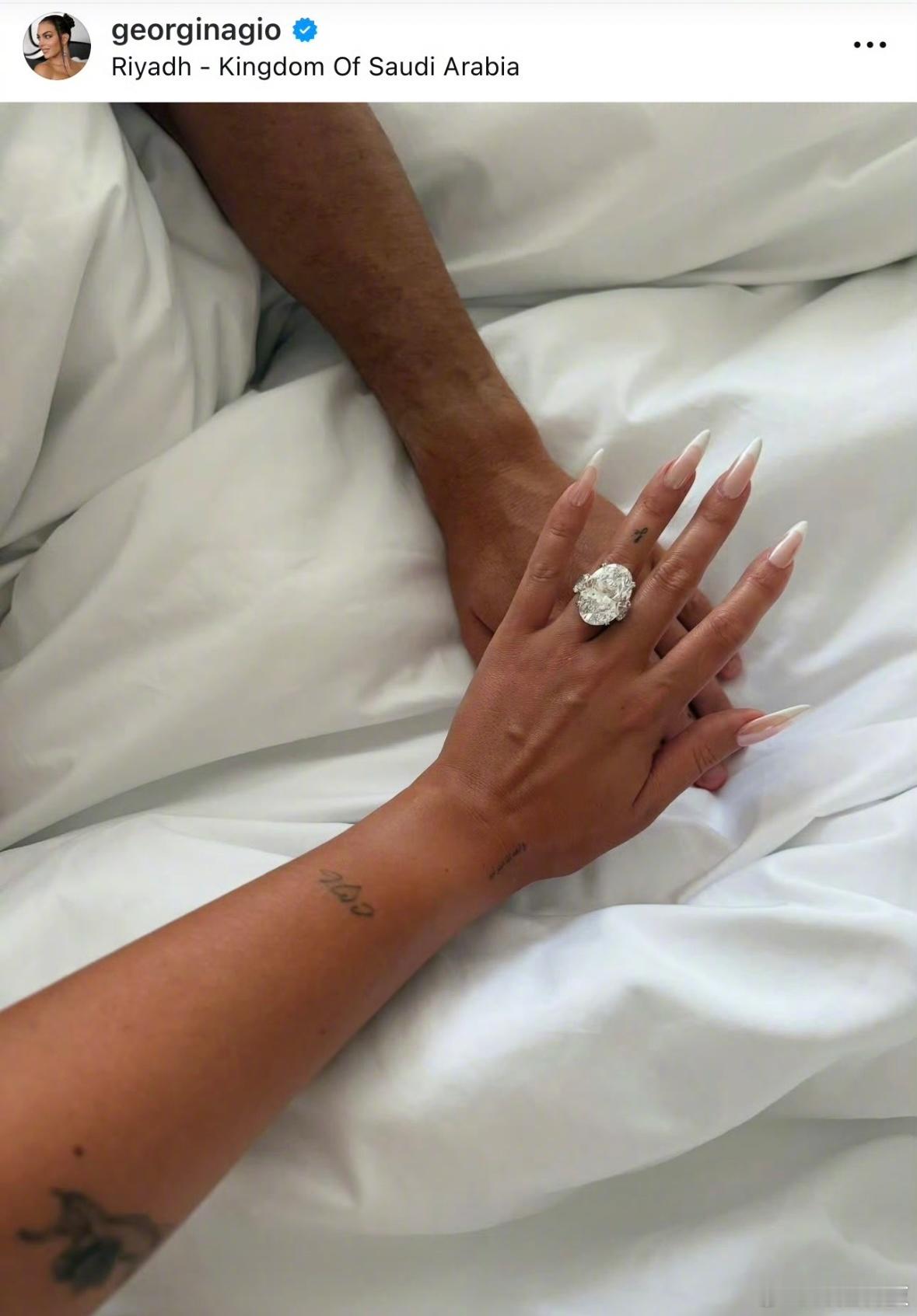 C罗向乔治娜求婚成功 第一反应是好巨大的钻戒，从来没见过这么大的。[哆啦A梦害怕