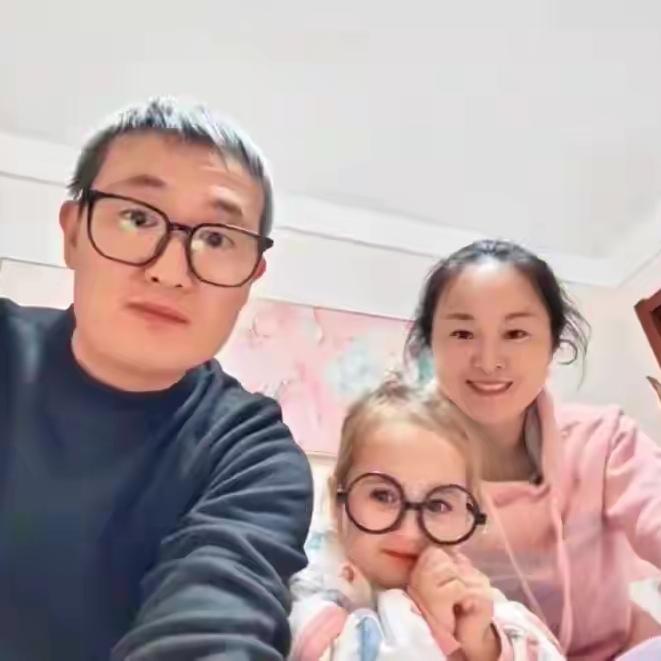 近日，江苏一对中国夫妻喜得千金，可这女儿长相却让人大跌眼镜——金发碧眼，活脱脱一