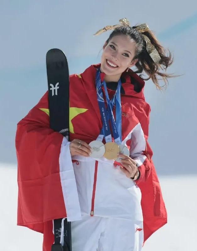 【米兰科尔蒂纳冬奥会五大热门项目中收入最高的运动员】谷爱凌：自由式滑雪，2300