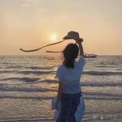 #凡间诗话# 七律｜无题
百年回首意如何，来是空言去是歌。
挂日锦帆云缭绕，掸尘