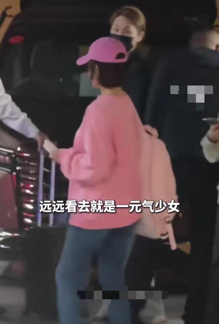 惊呆了，谁能想到这是81岁的老太！

近日，潘迎紫在成都参加完演唱会，机场路透直