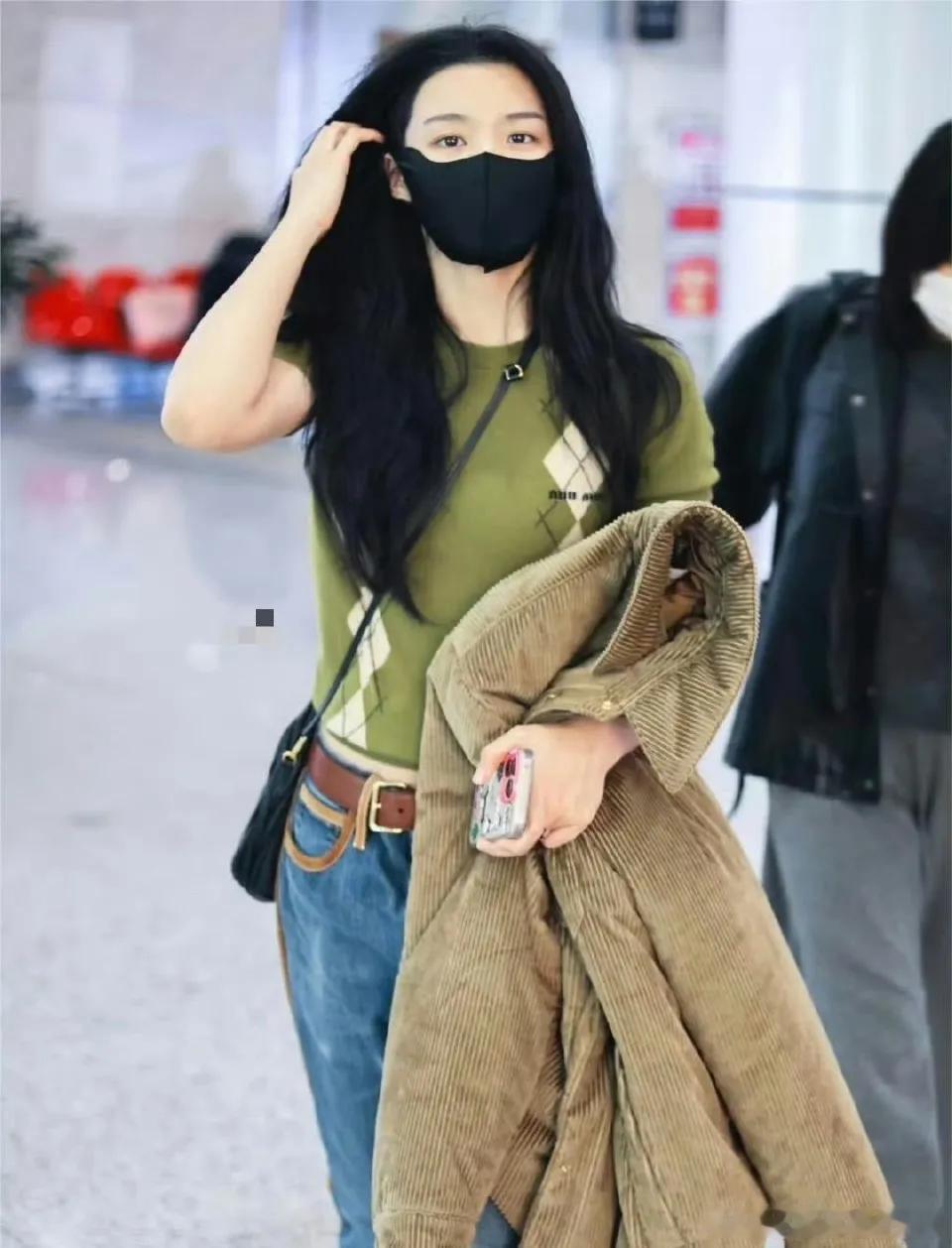 卢昱晓的穿搭太赞了，温柔又有气质。那套灯芯绒外套配针织短袖，简直爱了 