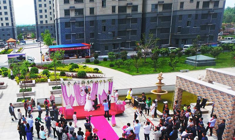 男子借用小区公共区域办婚宴，撤场后业主骑车路过摔伤，伤者起诉物业等三方索赔28万