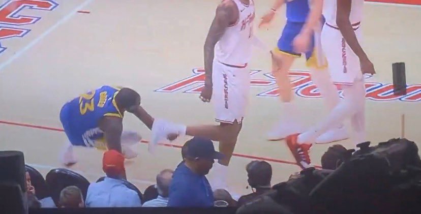 铁牛常规操作。NBA 追梦拉拽小史密斯脚踝