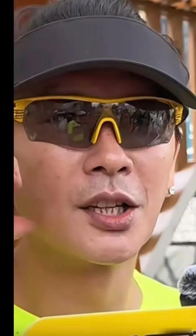 这应该是抽烟抽的吧，这牙齿应该去做做护理吧 