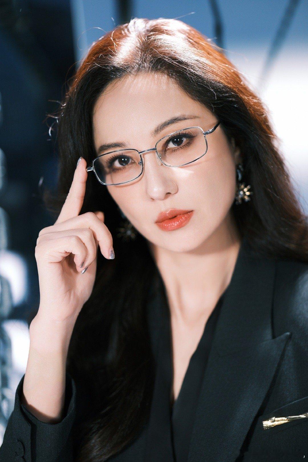 郑希怡西装界最严厉的母亲 郑希怡这身西装造型堪称职场美学天花板！高挑身材演绎西装