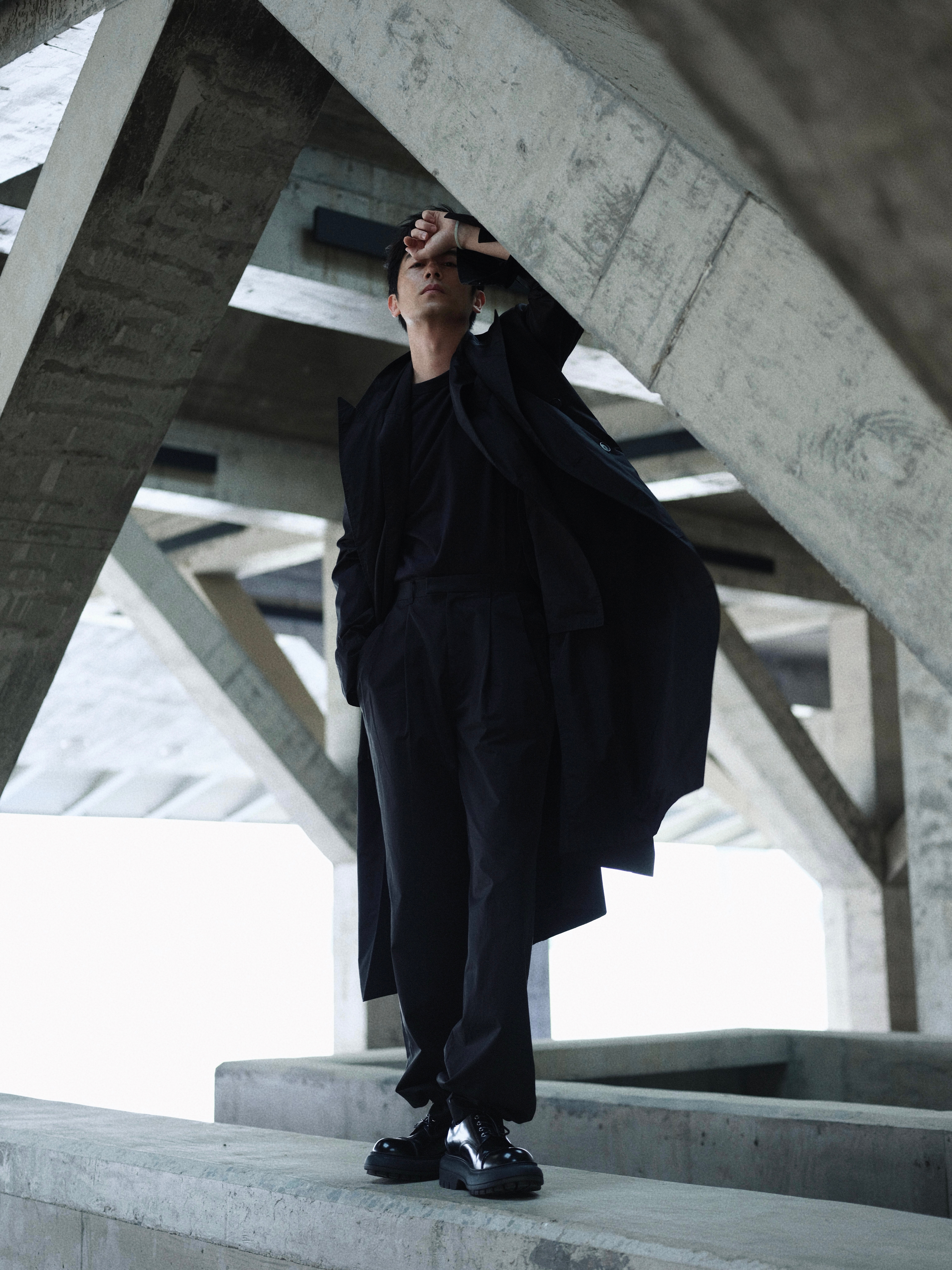身着一身宽松西装跟太平年剧组一起亮相白玉兰提名晚宴。松弛剪裁消解正装拘谨，简约配