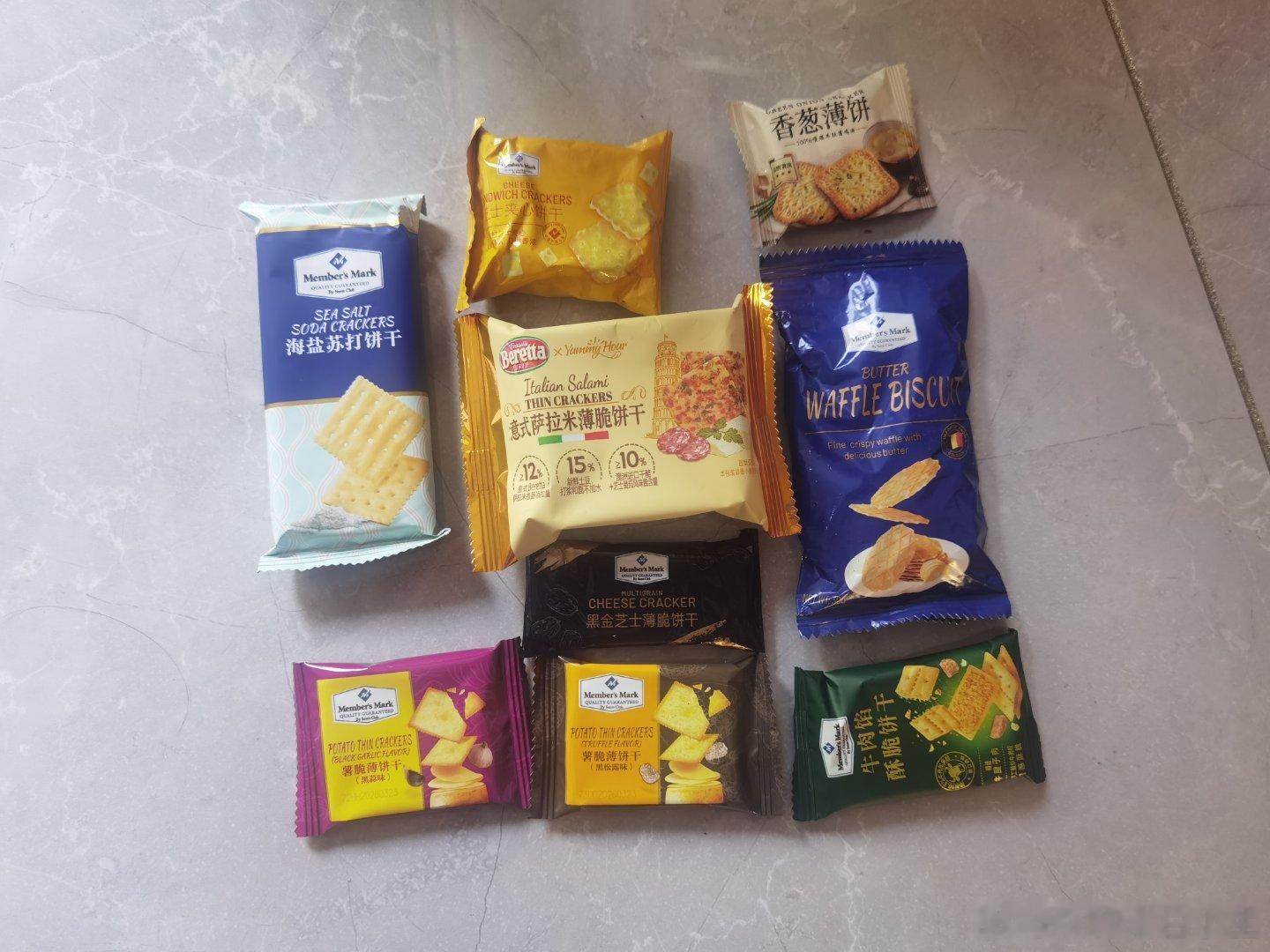 昨天下午睡醒出去买饼干，避免口感单一，都买点儿，还是感觉咸的比甜的好吃