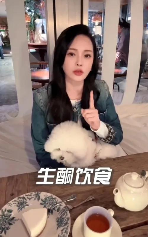 56岁的伊能静自曝曾尝试半年生酮饮食，每天早起喝油，一度瘦到86斤。虽然体重骤降