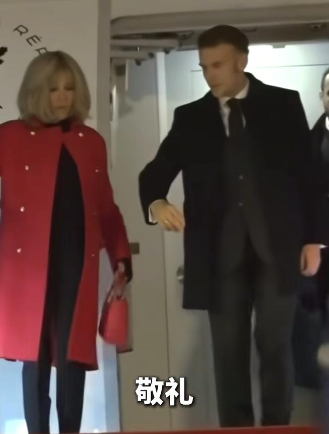 刚刚，马克龙抵达北京。
在下飞机的时候注意到一个小细节。当时布里吉特走在前面，马