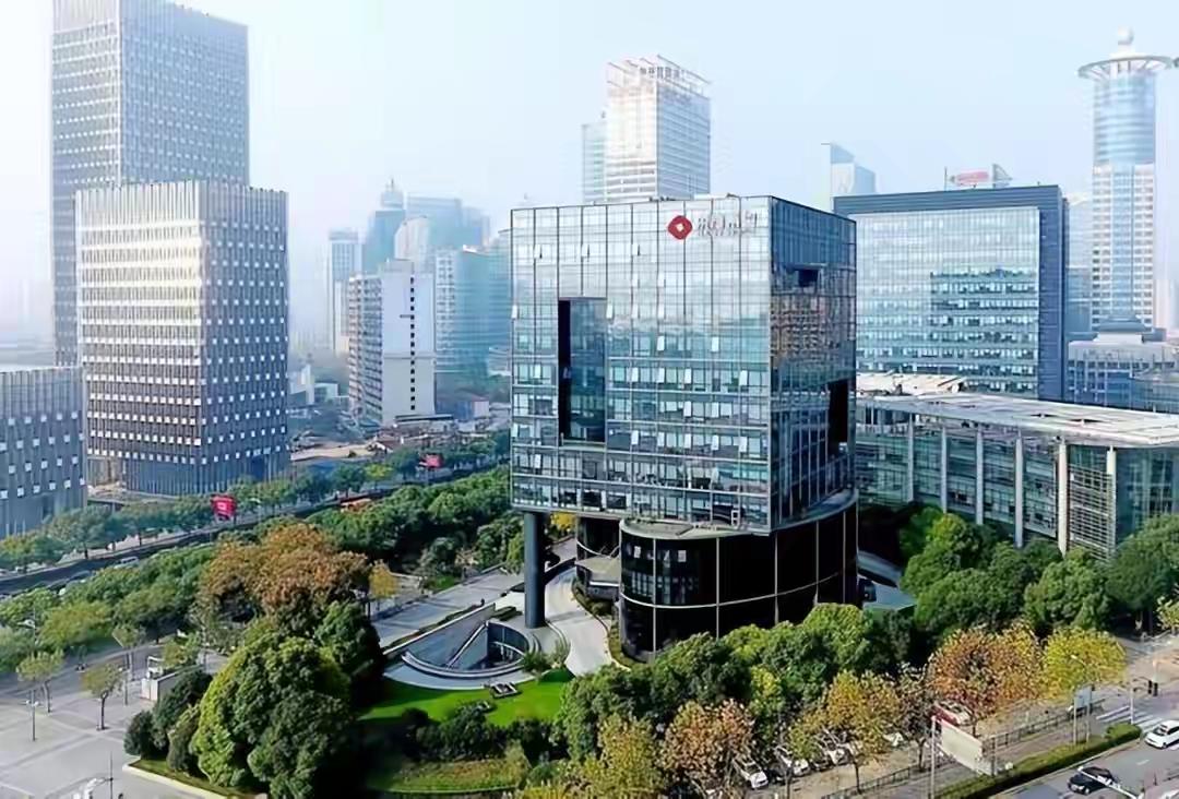 在资本运作盛行的商业圈，东方希望集团堪称“异类”。2025年民企500强榜单中，