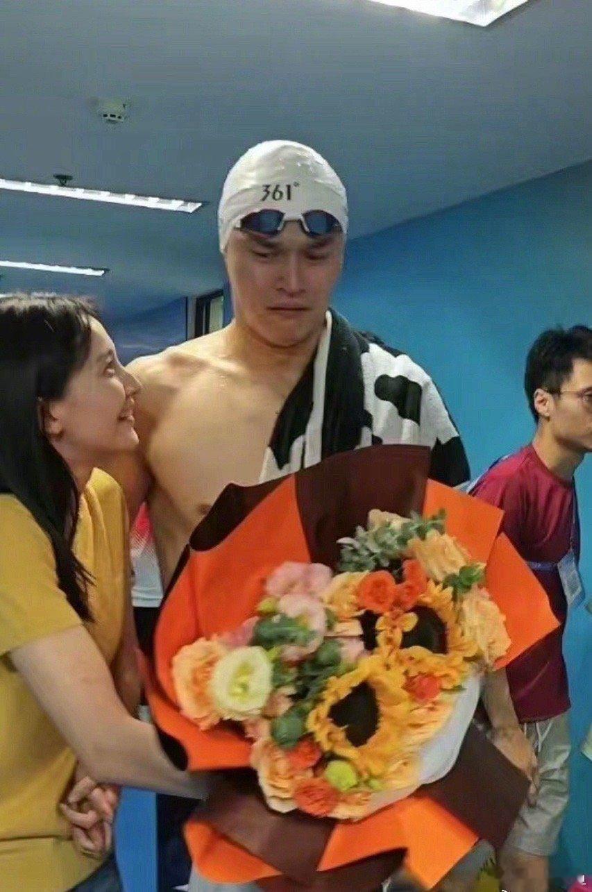 只能用弱大而无助来形容孙扬了。 ​​​