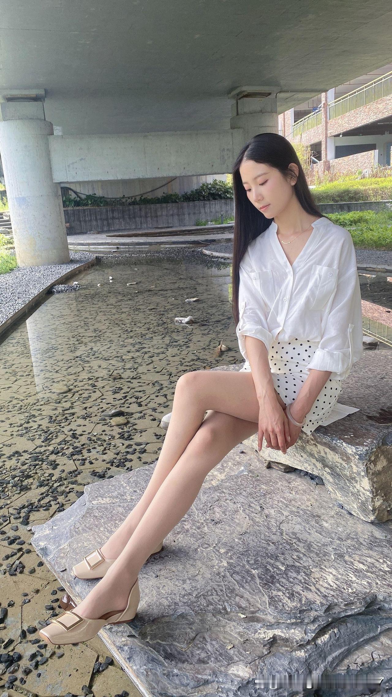轻盈白衬衫+草帽，在桥下小溪边，享受宁静时光。