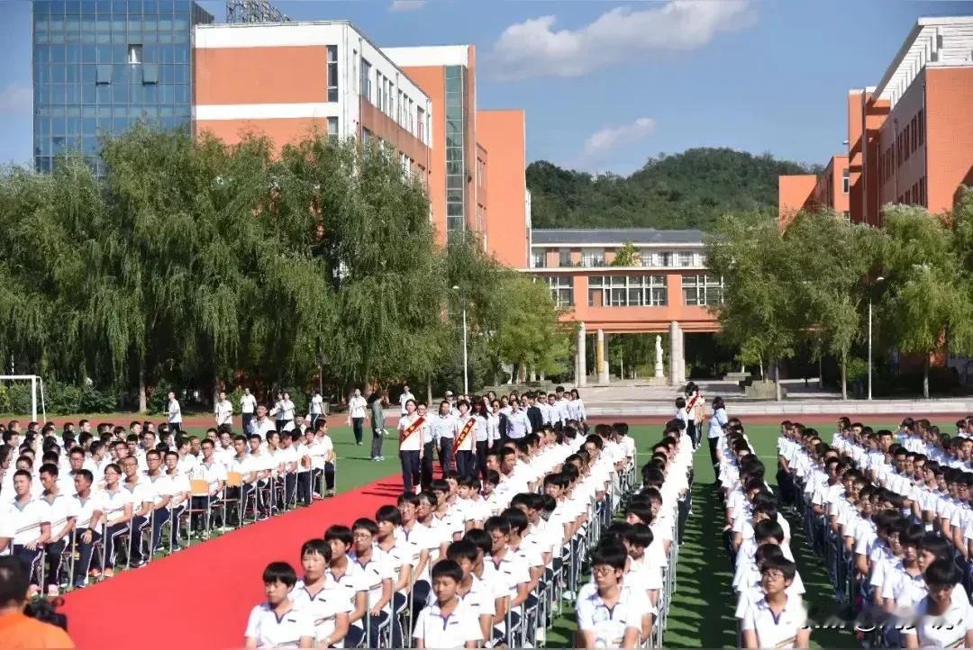 “现在的高中老师补课真黑！”一位家长吐槽，她说儿子因为甲流请了一周的假，导致功课