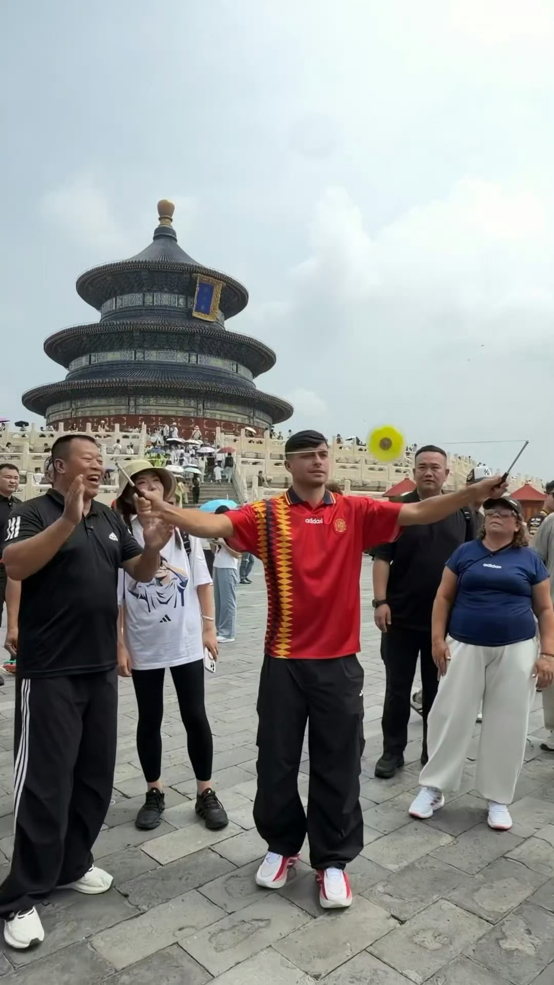 佩德里来了谁能想到，在世界杯赛场上控场、传球调度丝滑无解的佩德里，来中国的第一天