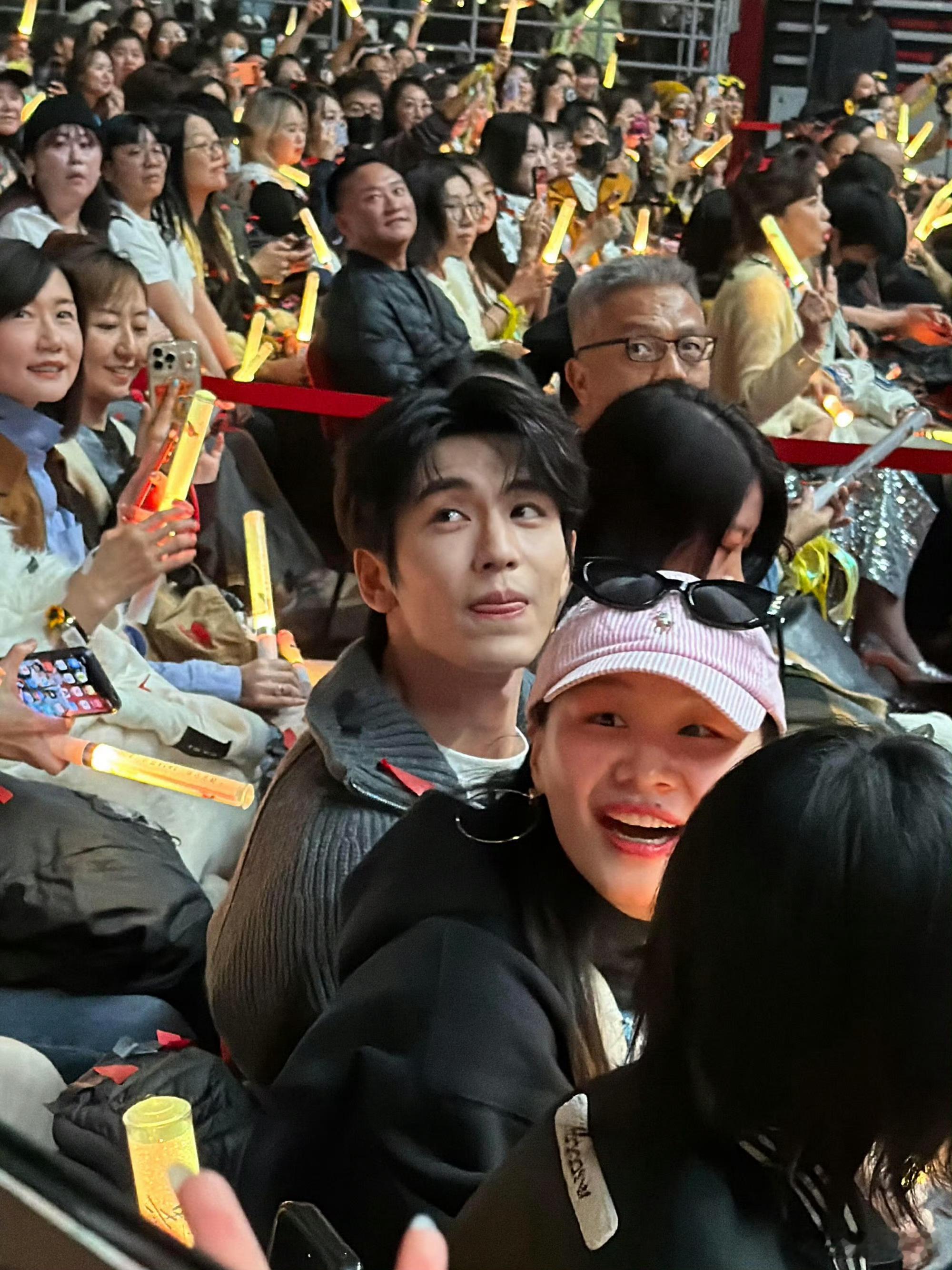 网友在刘宇宁演唱会偶遇了张凌赫和金靖！是开推小分队呀～