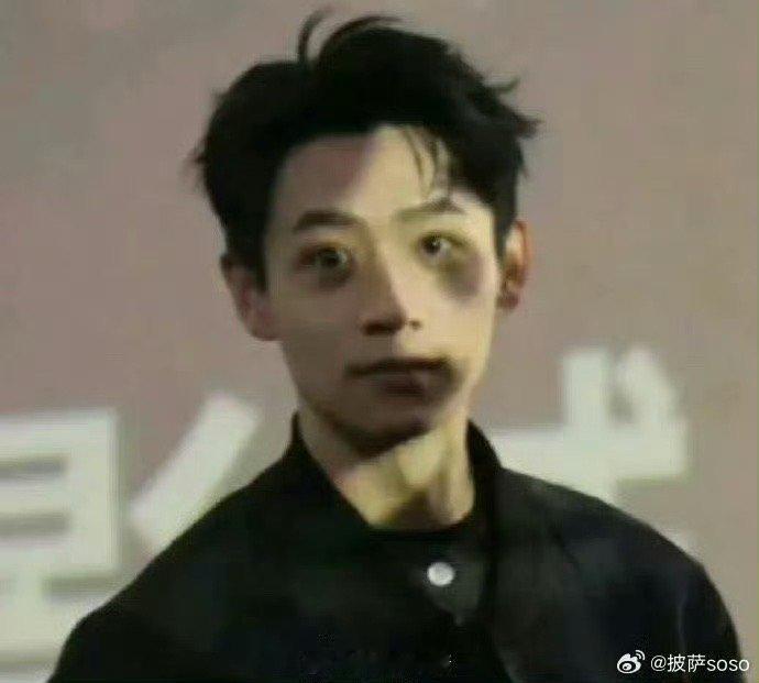 有些人天生不适合当站姐，像魏晨这张图就明显能看出[允悲] 