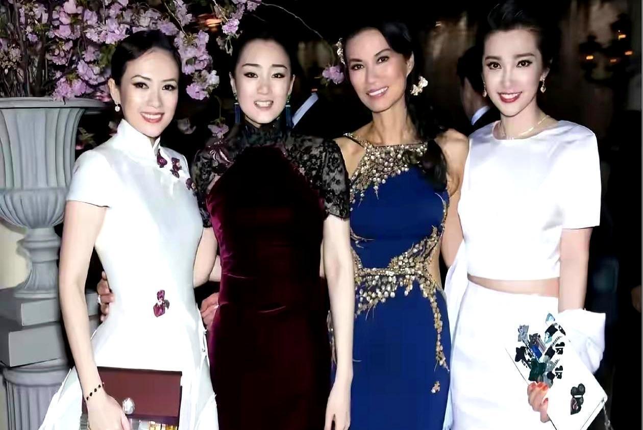 这或许是娱乐圈最著名的一杯酒。
孙俪的尴尬，章子怡的侧身。
仅仅几秒钟，被镜头定