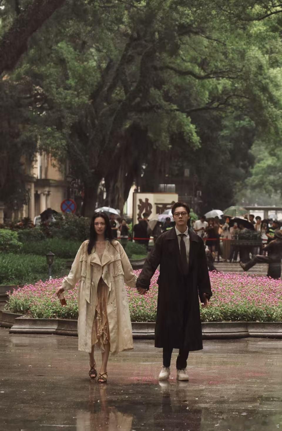 陈伟霆钟楚曦雨中吻戏天呐也太会拍太会演了吧！湿漉漉的雨天搭配深情戏份，暧昧感直接