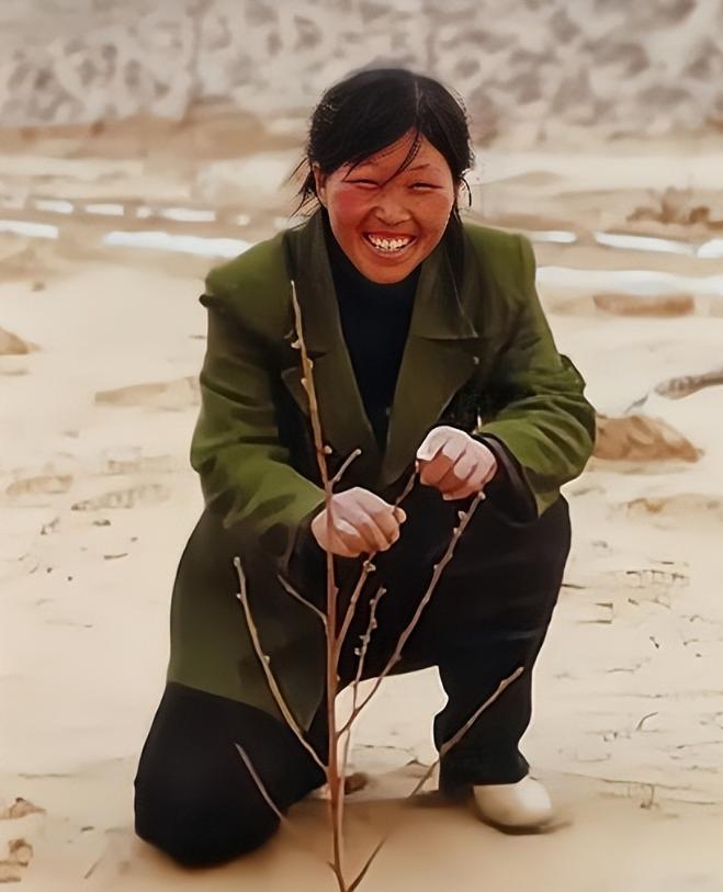 1985年，因为父亲酒后乱言，20岁的殷玉珍嫁给居住在毛乌素沙漠的白万祥，新婚之