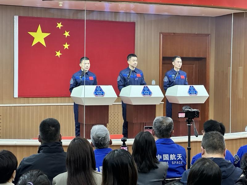 2025年11月14日，神舟二十号航天员陈冬、陈中瑞、王杰安全顺利出舱。出舱后陈