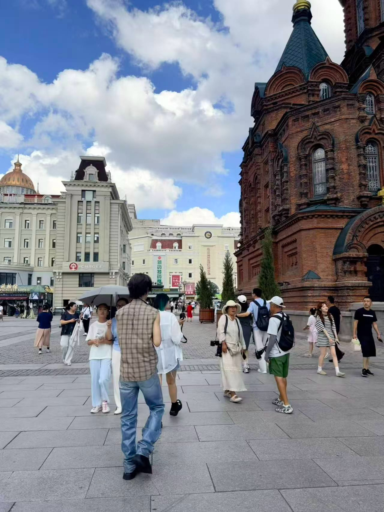 哈尔滨街头偶遇林秋楠全世界都在偶遇林秋楠 松弛感受哈尔滨的城市烟火，期待 第七届