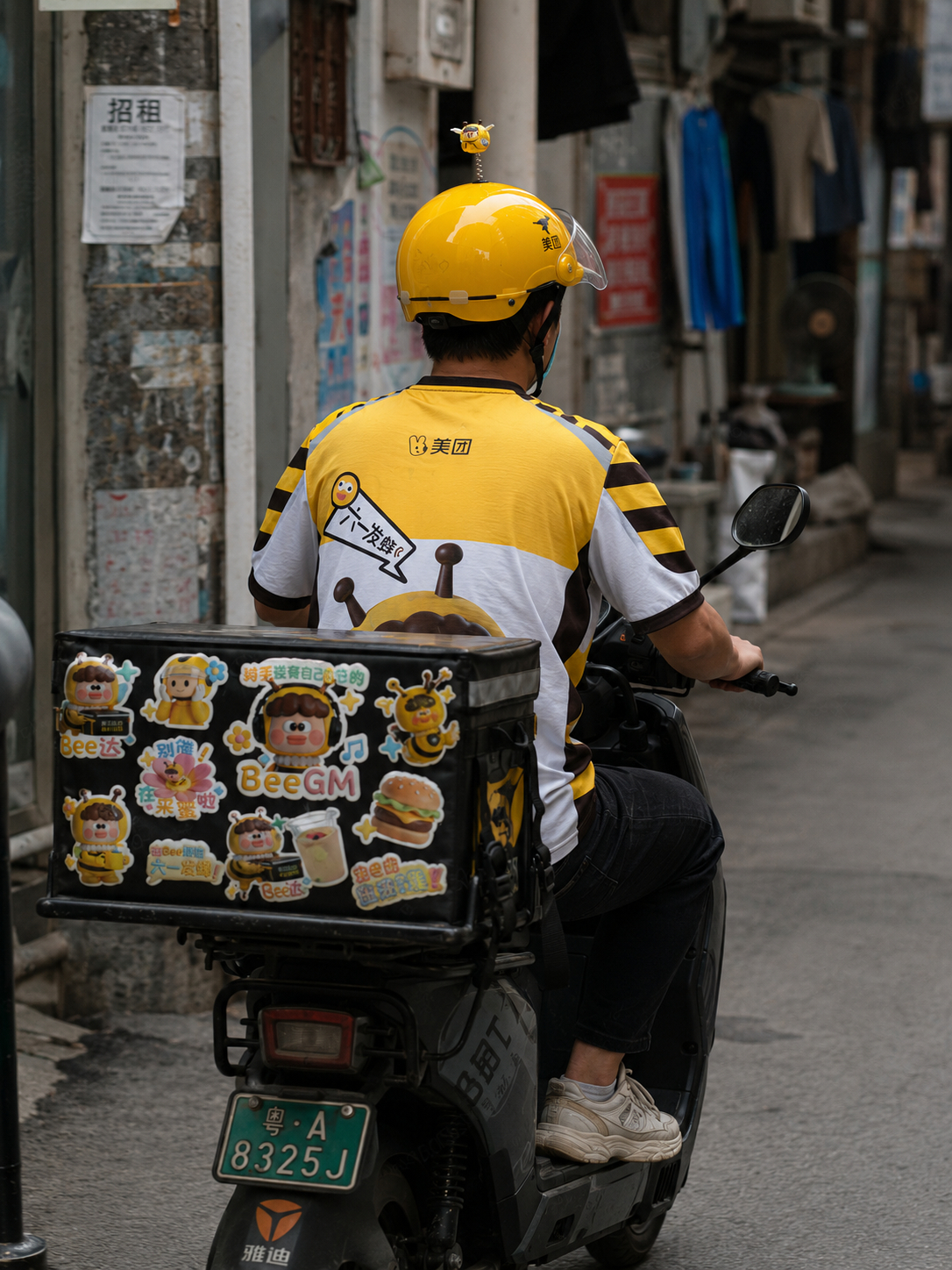 长大后终于能够宴请小时候的自己了超暖心的画面，美团为骑手贴心送上多款解暑冰饮，还