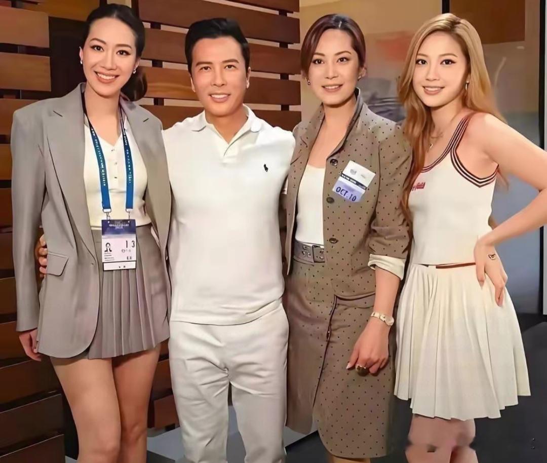 四人一起合影，笑容灿烂。这是丹哥和谁的合影？大家认识吗？[作揖][玫瑰]